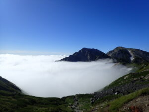 日本百名山の白馬岳を登山した時に撮影した雲海と杓子岳