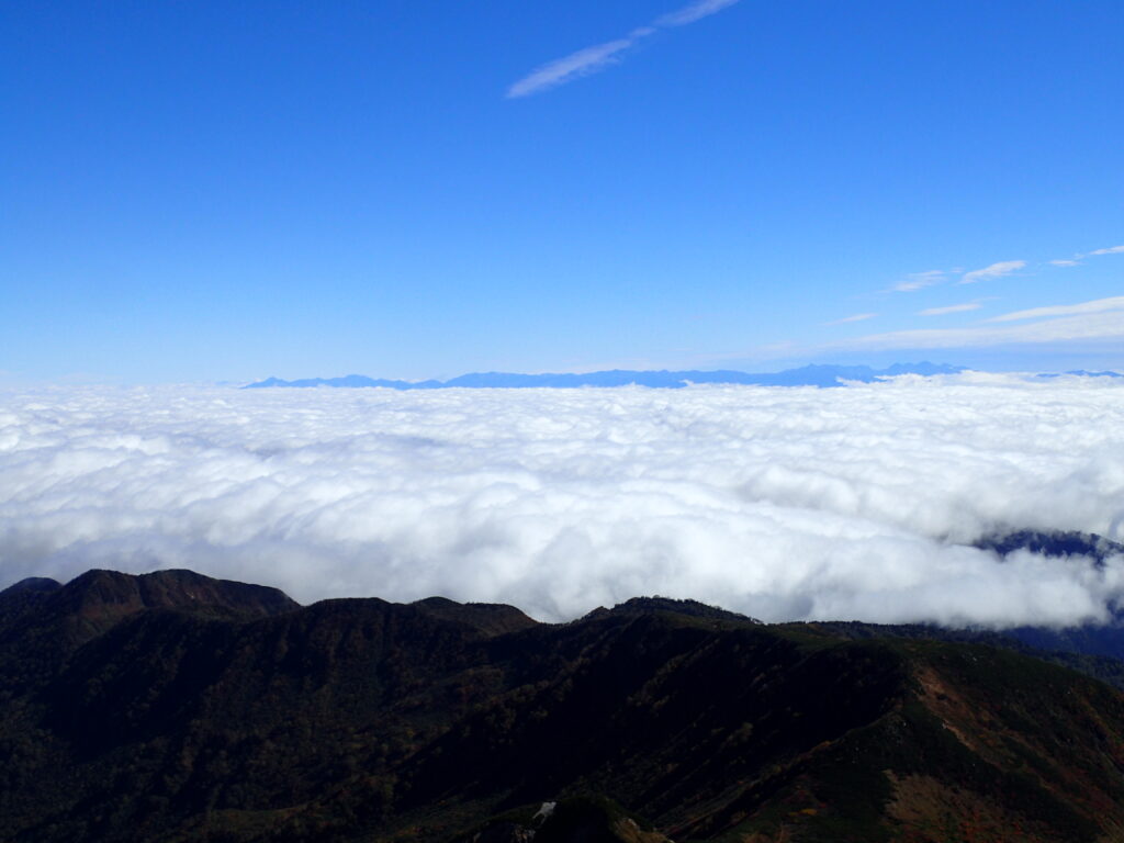 日本百名山の白山を登山した時にオリンパスの防水デジタルカメラタフで撮影した雲海の向こうの北アルプス