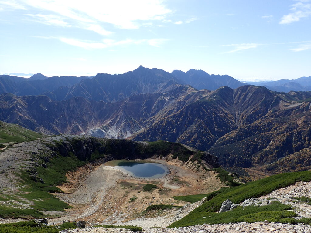 日本百名山で北アルプスの鷲羽岳を登山した時にオリンパスの防水デジタルカメラタフで撮影した鷲羽池の向こうの槍ヶ岳から穂高岳の稜線