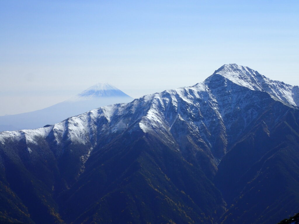 日本百名山の仙丈ヶ岳を登山した時にオリンパスの防水デジタルカメラタフで撮影した富士山