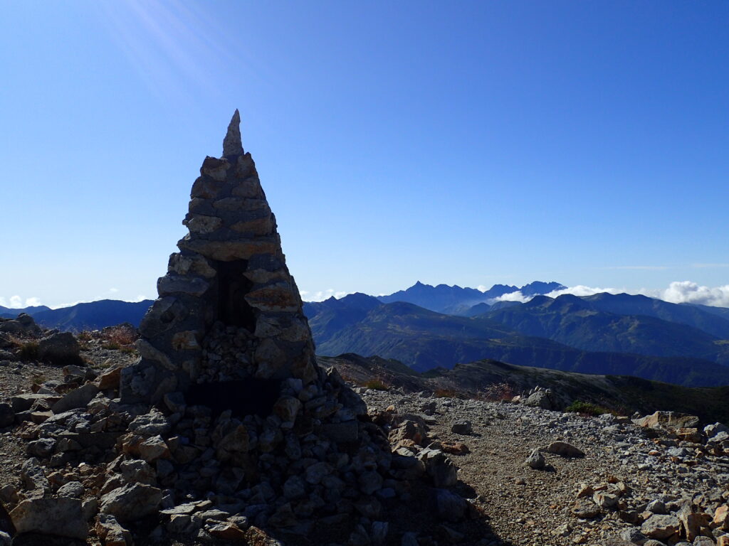 日本百名山の薬師岳を登山した時にオリンパスの防水デジタルカメラタフで撮影したケルンと槍穂高の稜線