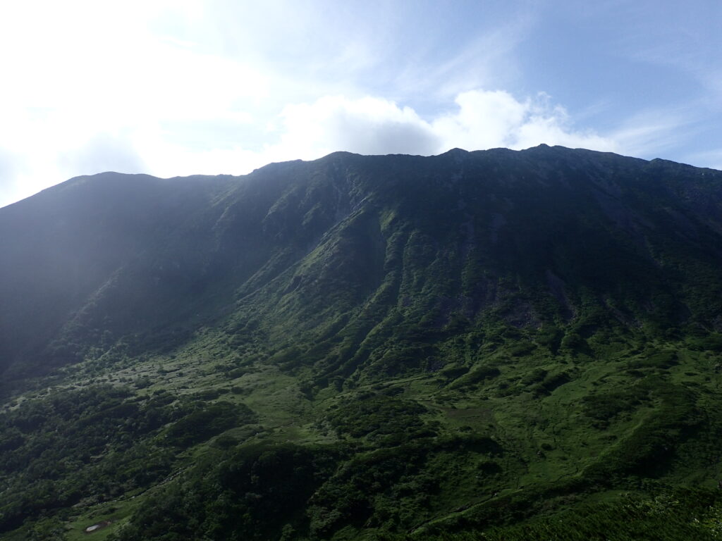 日本百名山の旭岳を登山した時にオリンパスの防水デジタルカメラタフで撮影した幌尻岳の稜線