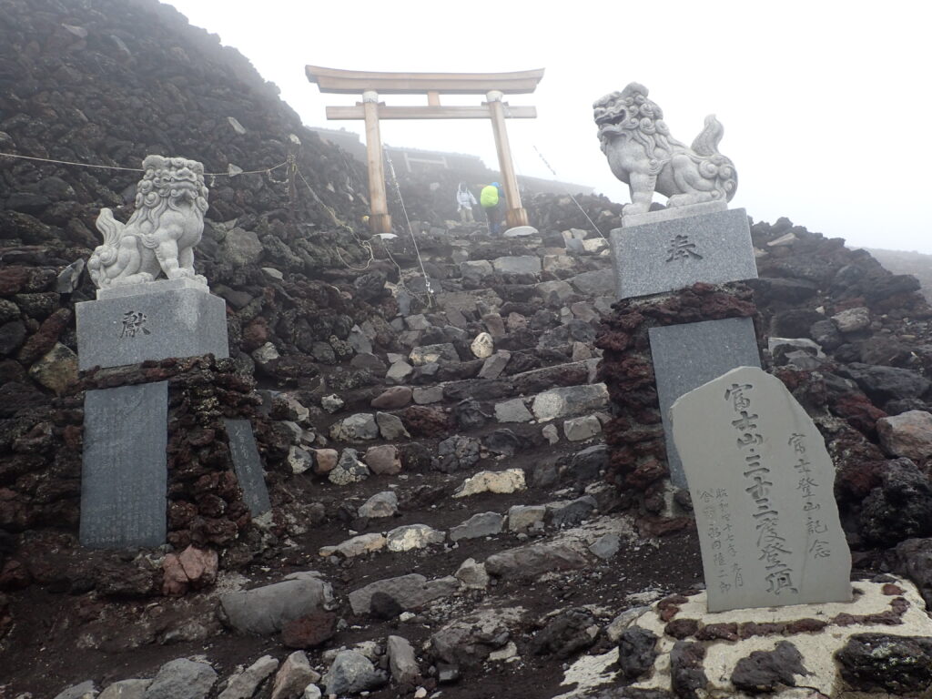 日本百名山の富士山を登山した時にオリンパスの防水デジタルカメラタフで撮影した吉田ルート山頂直下の狛犬