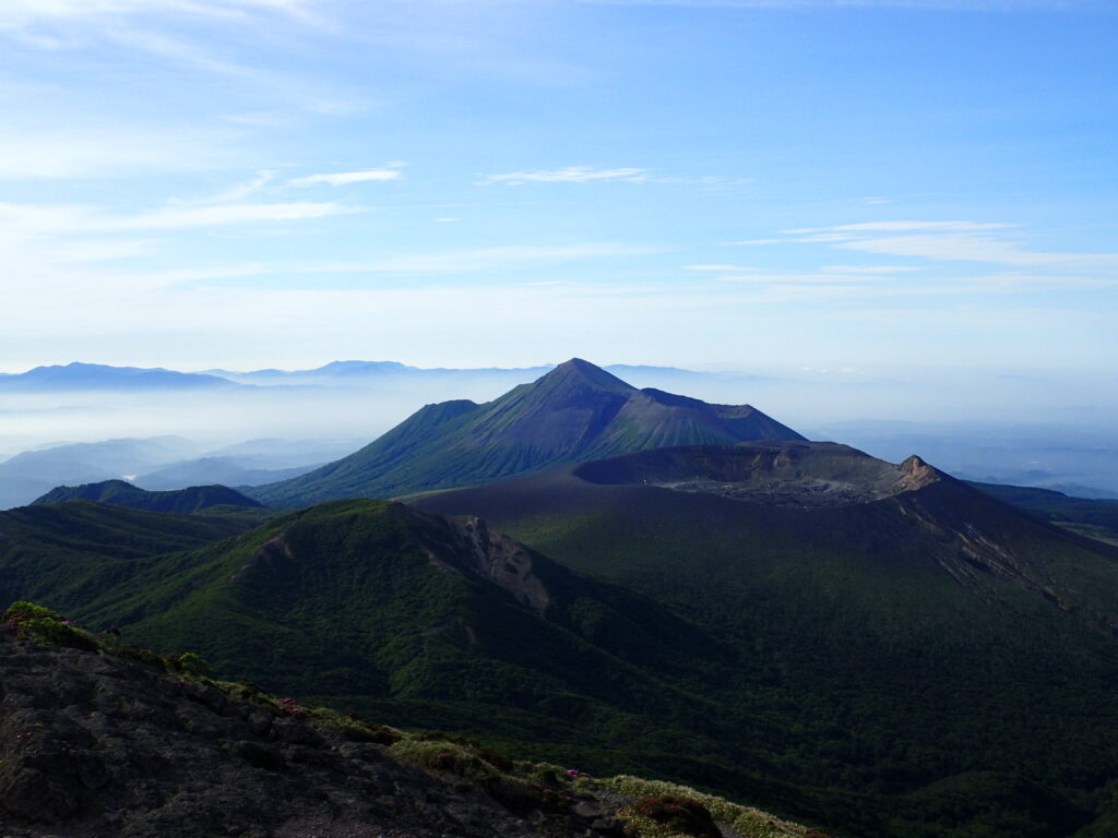 日本百名山の霧島岳を登山した時にオリンパスの防水デジタルカメラタフで撮影した高千穂峰と御鉢火山