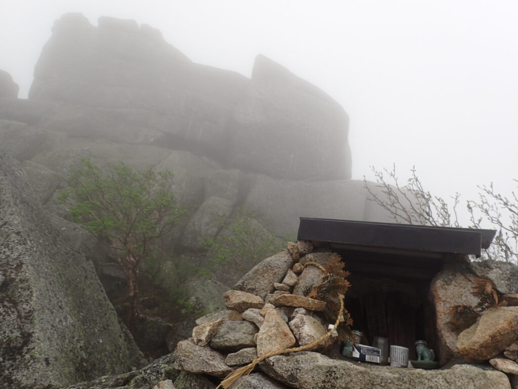 日本百名山の金峰山を登山した時にオリンパスの防水デジタルカメラタフで撮影した五丈岩の祠