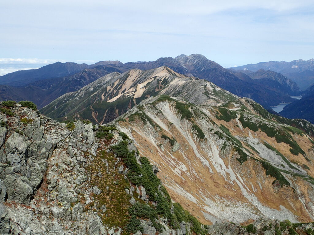 日本百名山で北アルプスの水晶岳を登山した時にオリンパスの防水デジタルカメラタフで撮影した赤牛岳