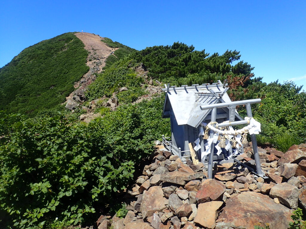 日本百名山の斜里岳を登山した時にオリンパスの防水デジタルカメラタフで撮影した斜里岳神社