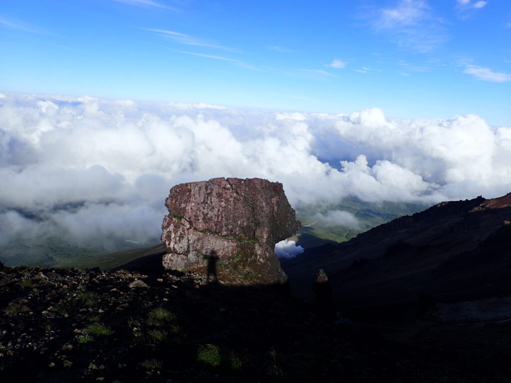 日本百名山の旭岳を登山した時にオリンパスの防水デジタルカメラタフで撮影した金庫岩