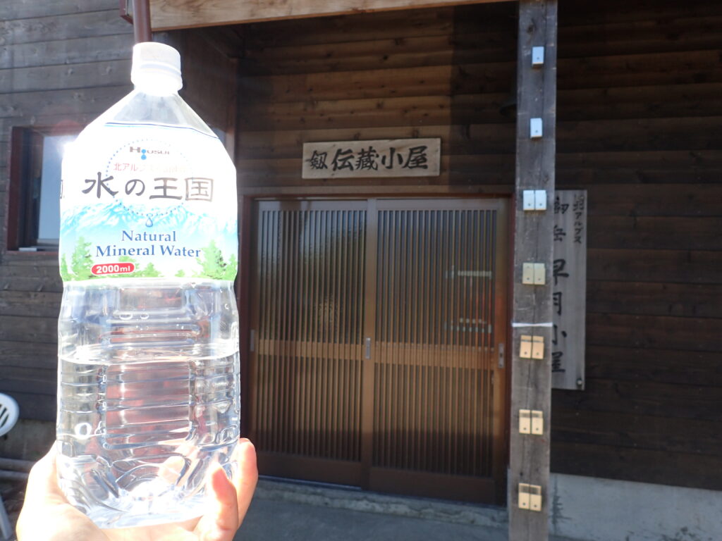 日本百名山の剱岳を登山した時にオリンパスの防水デジタルカメラタフで撮影した早月小屋で買った水