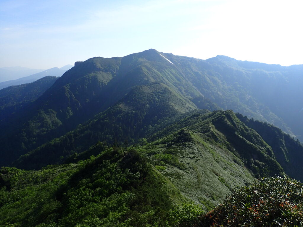 日本百名山の武尊山を登山した時にオリンパスの防水デジタルカメラタフで撮影した武尊山山頂方向