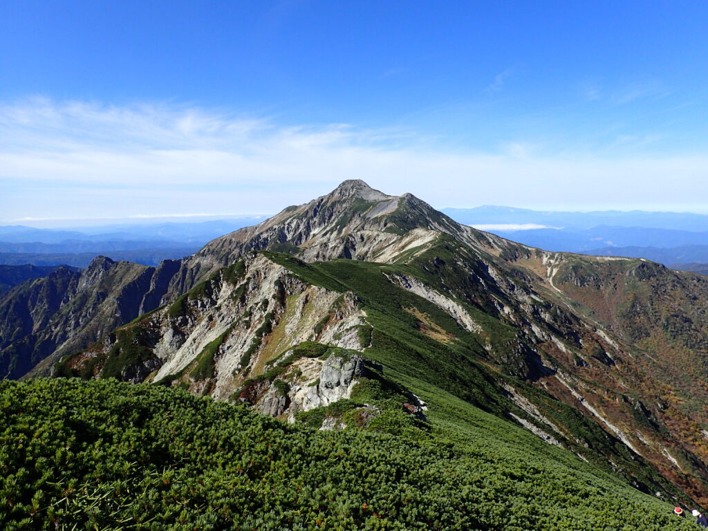 日本百名山で北アルプスの笠ヶ岳を登山した時にオリンパスの防水デジタルカメラタフで撮影した笠ヶ岳山頂へと続く稜線