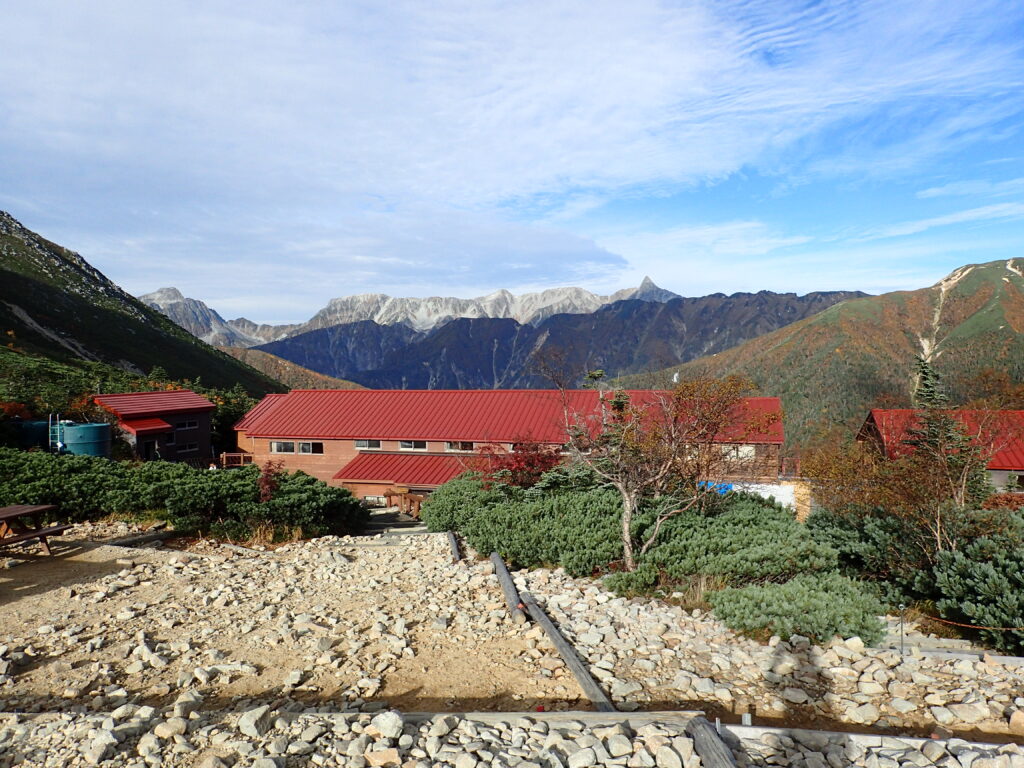 日本百名山で北アルプスの常念岳を登山した時にオリンパスの防水デジタルカメラタフで撮影した常念小屋の向こうの槍ヶ岳
