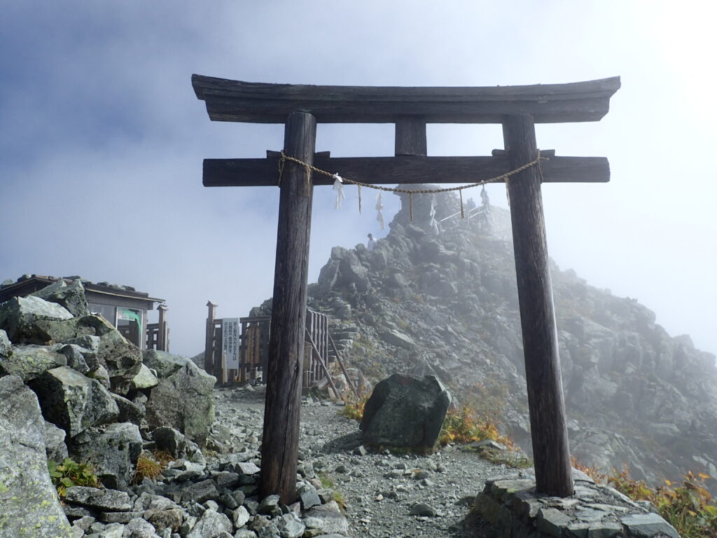 日本百名山の立山を登山した時にオリンパスの防水デジタルカメラタフで撮影した雄山神社峰本社の鳥居