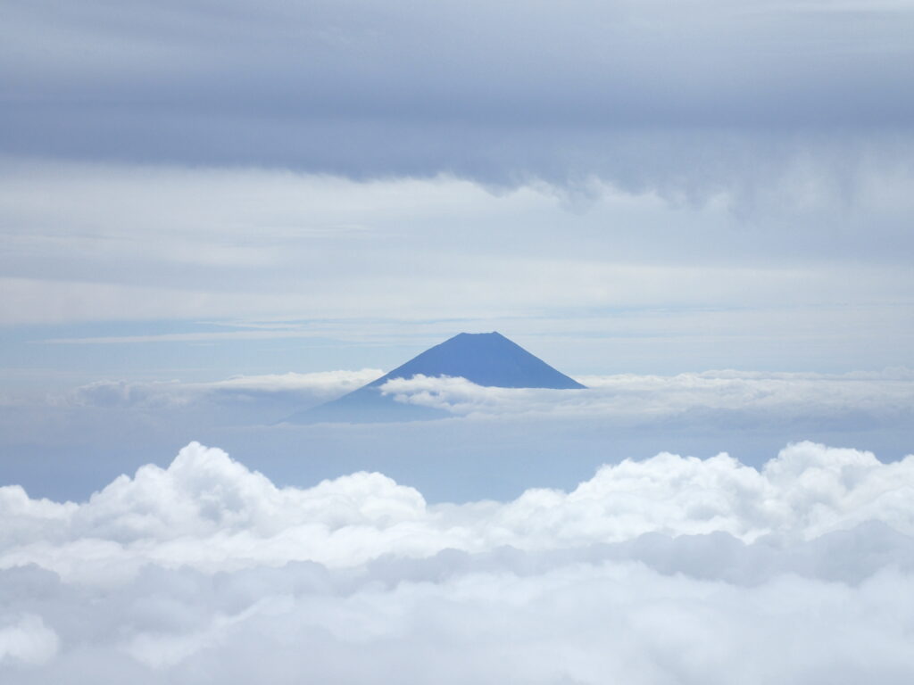 日本百名山の間ノ岳を登山した時にオリンパスの防水デジタルカメラタフで撮影した富士山