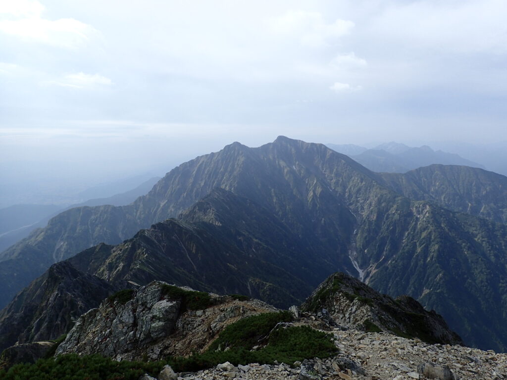 日本百名山で北アルプスの五竜岳を登山した時にオリンパスの防水デジタルカメラタフで撮影した鹿島槍ヶ岳
