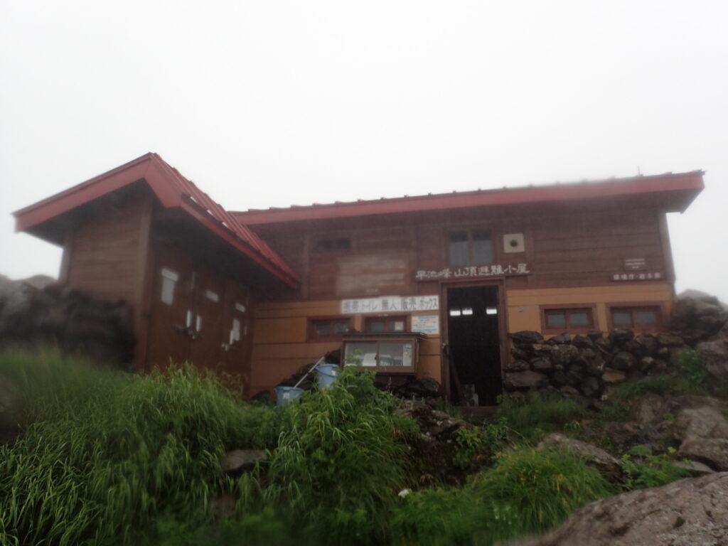 日本百名山の早池峰山を登山した時にオリンパスの防水デジタルカメラタフで撮影した早池峰山頂避難小屋