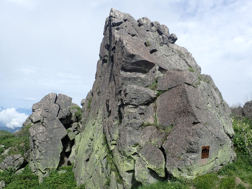 日本百名山の妙高山を登山した時にオリンパスの防水デジタルカメラタフで撮影した日本岩