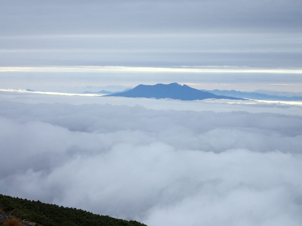 日本百名山の白山を登山した時にオリンパスの防水デジタルカメラタフで撮影した白山から眺めた雲海と御嶽山