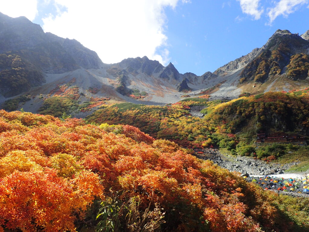 日本百名山で北アルプスの穂高岳を登山した時にオリンパスの防水デジタルカメラタフで撮影した涸沢の紅葉