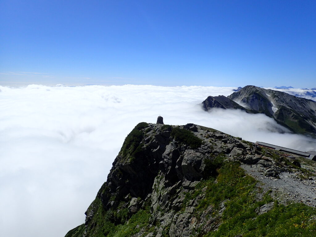 日本百名山の白馬岳を登山した時にオリンパスの防水デジタルカメラタフで撮影した雲の上のケルン