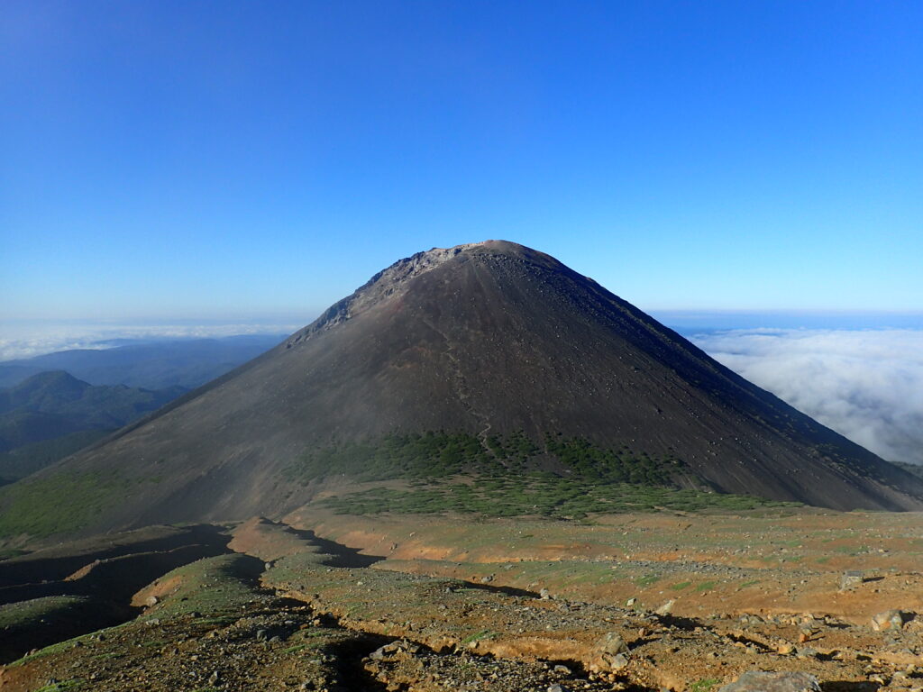 日本百名山の雌阿寒岳登山をした時に撮影した阿寒富士