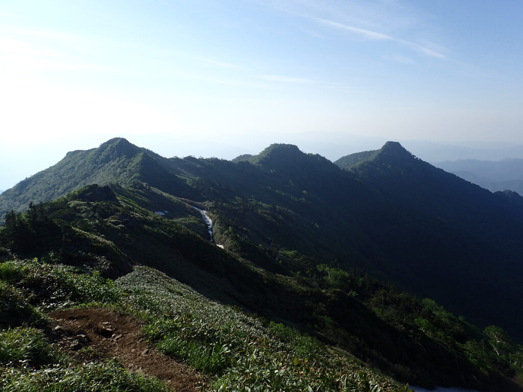 日本百名山の武尊山を登山した時にオリンパスの防水デジタルカメラタフで撮影した武尊山の山容