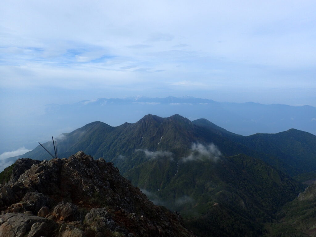 日本百名山の八ヶ岳を登山した時にオリンパスの防水デジタルカメラタフで撮影した権現岳の向こうに南アルプス
