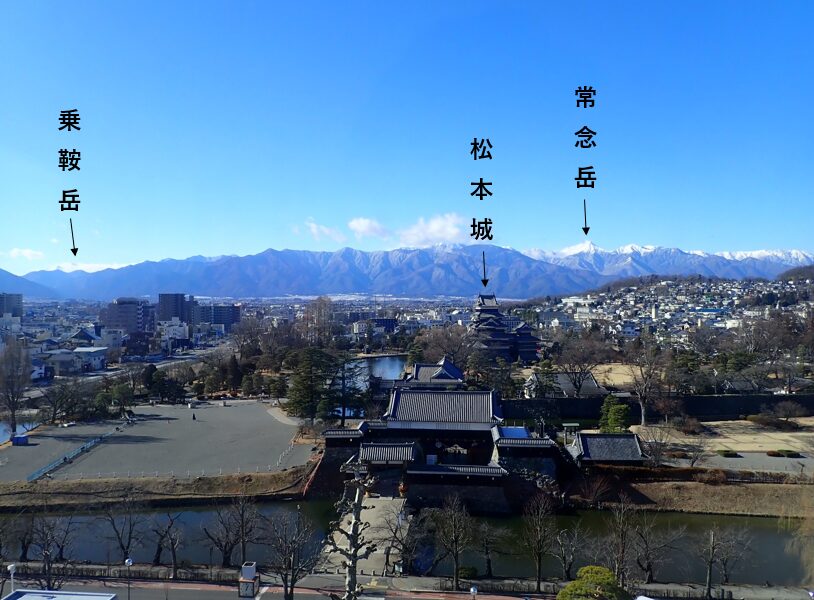 長野県(信州)の松本市役所の展望台から撮影した雪化粧した乗鞍岳などの山々