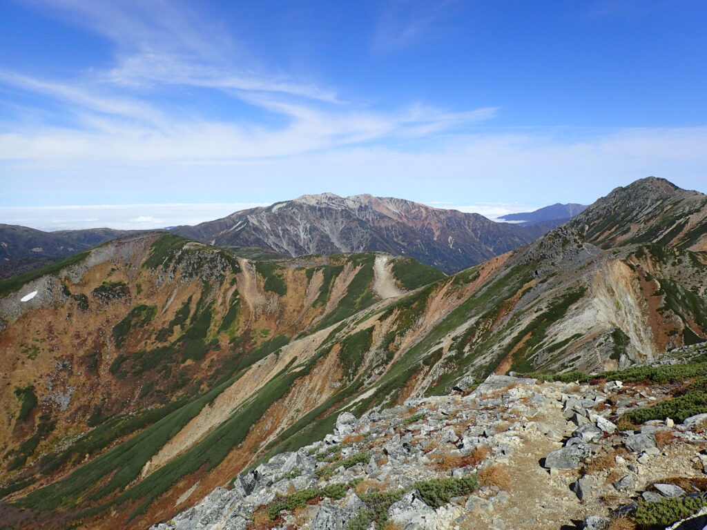 日本百名山で北アルプスの水晶岳を登山した時にオリンパスの防水デジタルカメラタフで撮影した薬師岳