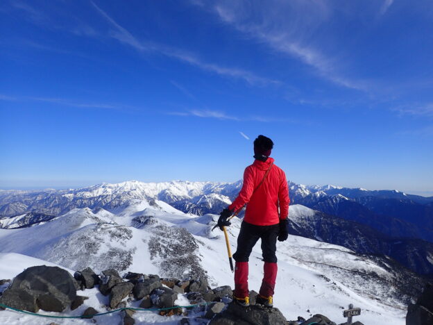 北アルプスの乗鞍岳を雪山登山した時に山頂の剣ヶ峰で撮影した記念写真