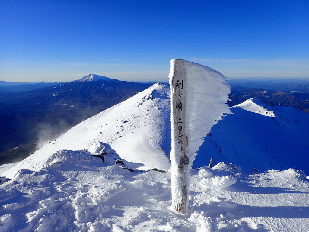 北アルプス乗鞍岳を雪山登山した時に撮影した、乗鞍岳山頂剣ヶ峰の山頂標の樹氷(エビの尻尾)