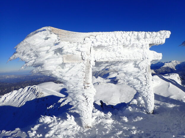 北アルプス乗鞍岳を雪山登山した時に撮影した、乗鞍本宮頂上本社の樹氷(エビの尻尾)