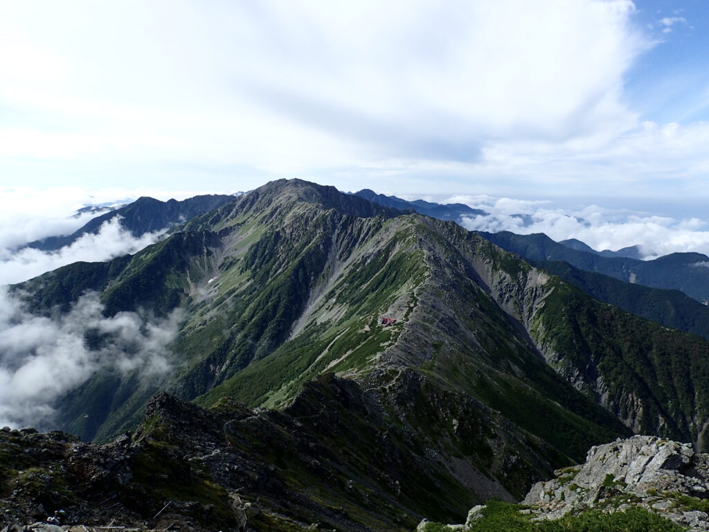 日本百名山の北岳を登山した時にオリンパスの防水デジタルカメラタフで撮影した間ノ岳へと続く稜線