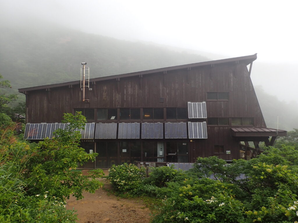 日本百名山の安達太良山を登山した時にオリンパスの防水デジタルカメラタフで撮影した山小屋のくろがね小屋
