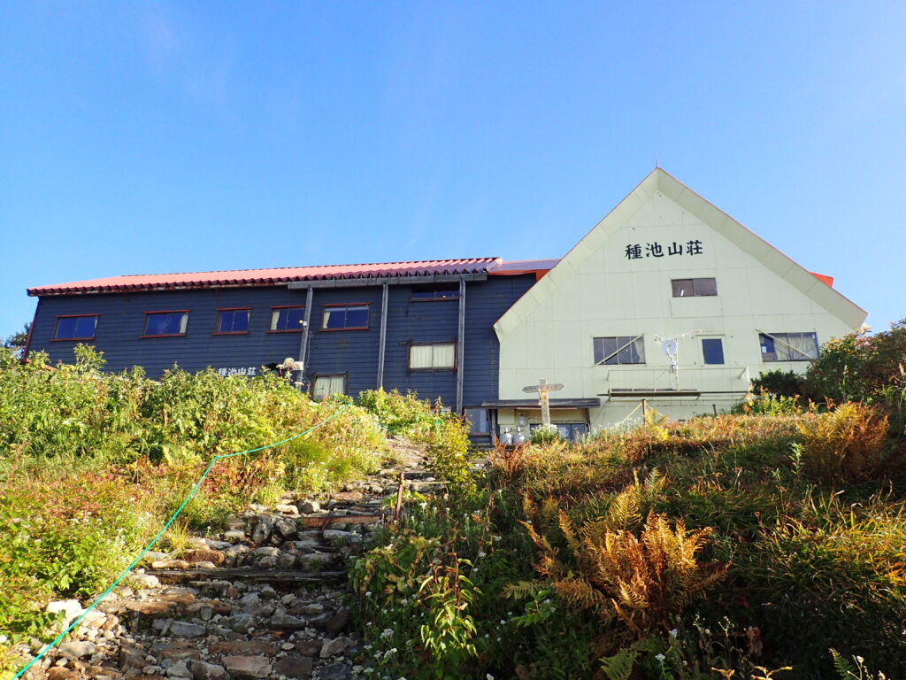 日本百名山で北アルプスの鹿島槍ヶ岳を登山した時にオリンパスの防水デジタルカメラタフで撮影した青空と種池山荘
