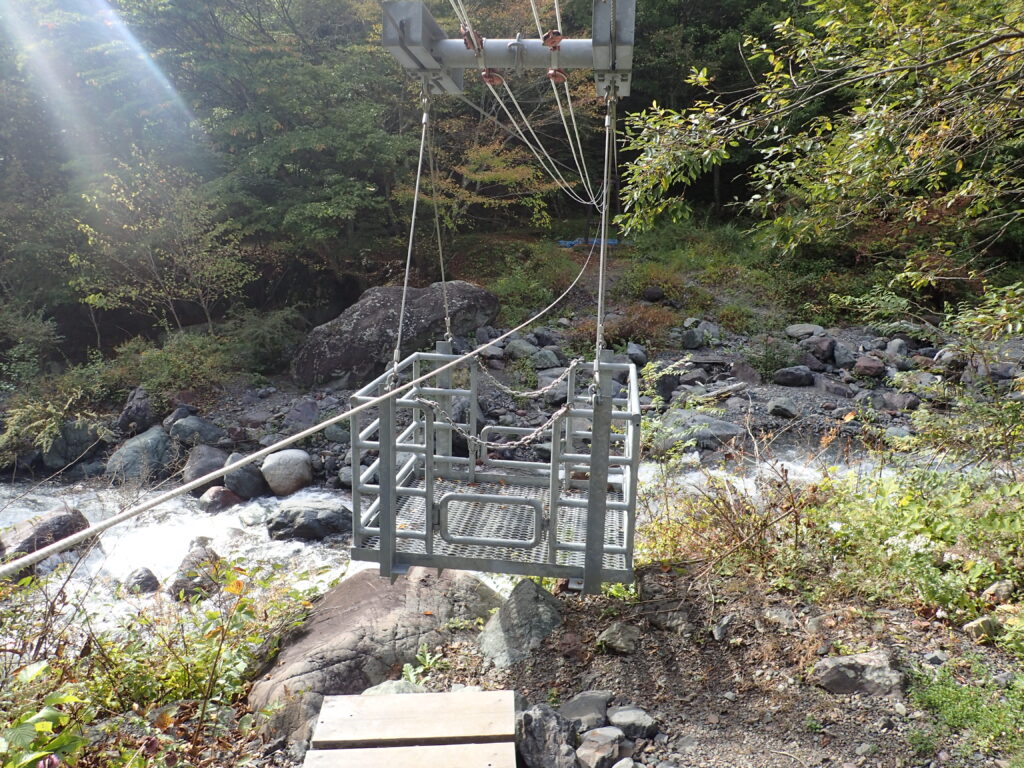 日本百名山で南アルプスの聖岳を登山した時にオリンパスの防水デジタルカメラタフで撮影した荷物運搬用のワイヤーロープウェイ