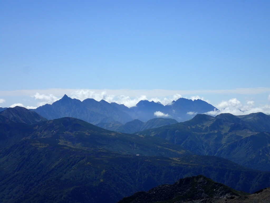 日本百名山の薬師岳を登山した時にオリンパスの防水デジタルカメラタフで撮影した槍ヶ岳、穂高岳の稜線