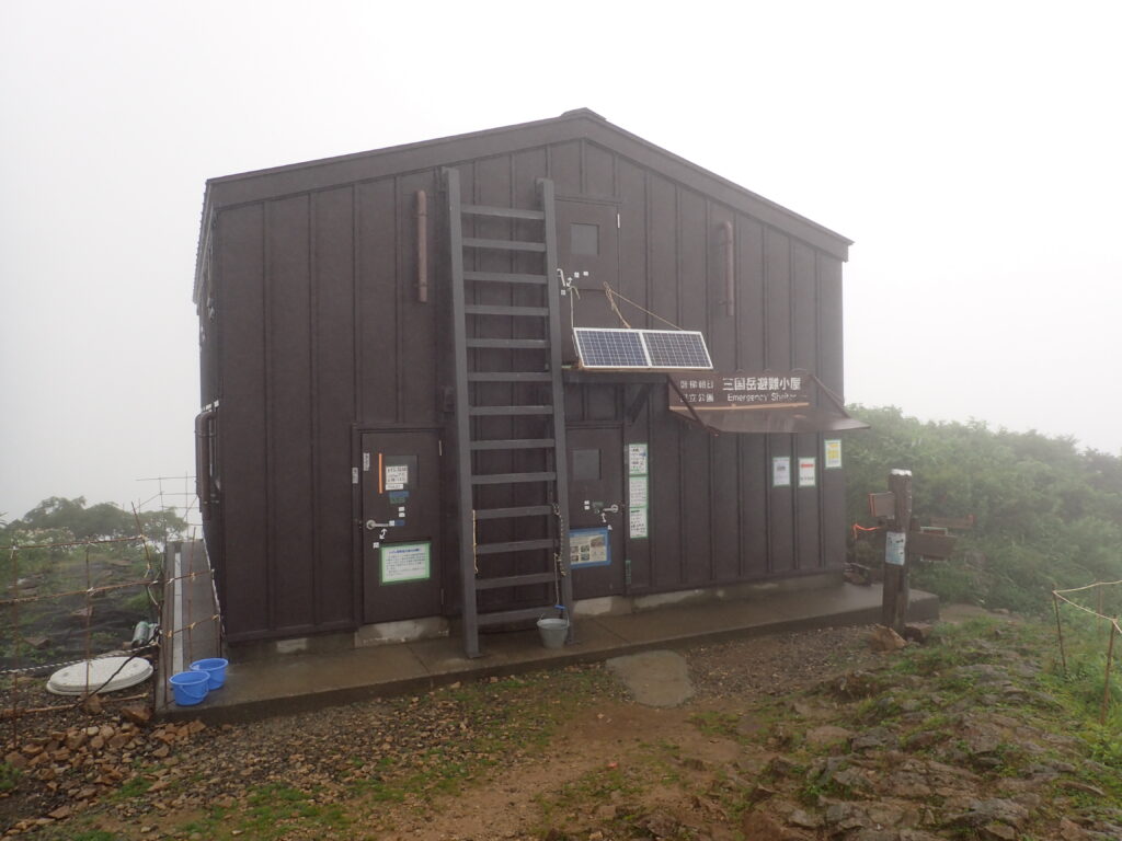 日本百名山の飯豊山を登山した時にオリンパスの防水デジタルカメラタフで撮影した三国岳避難小屋