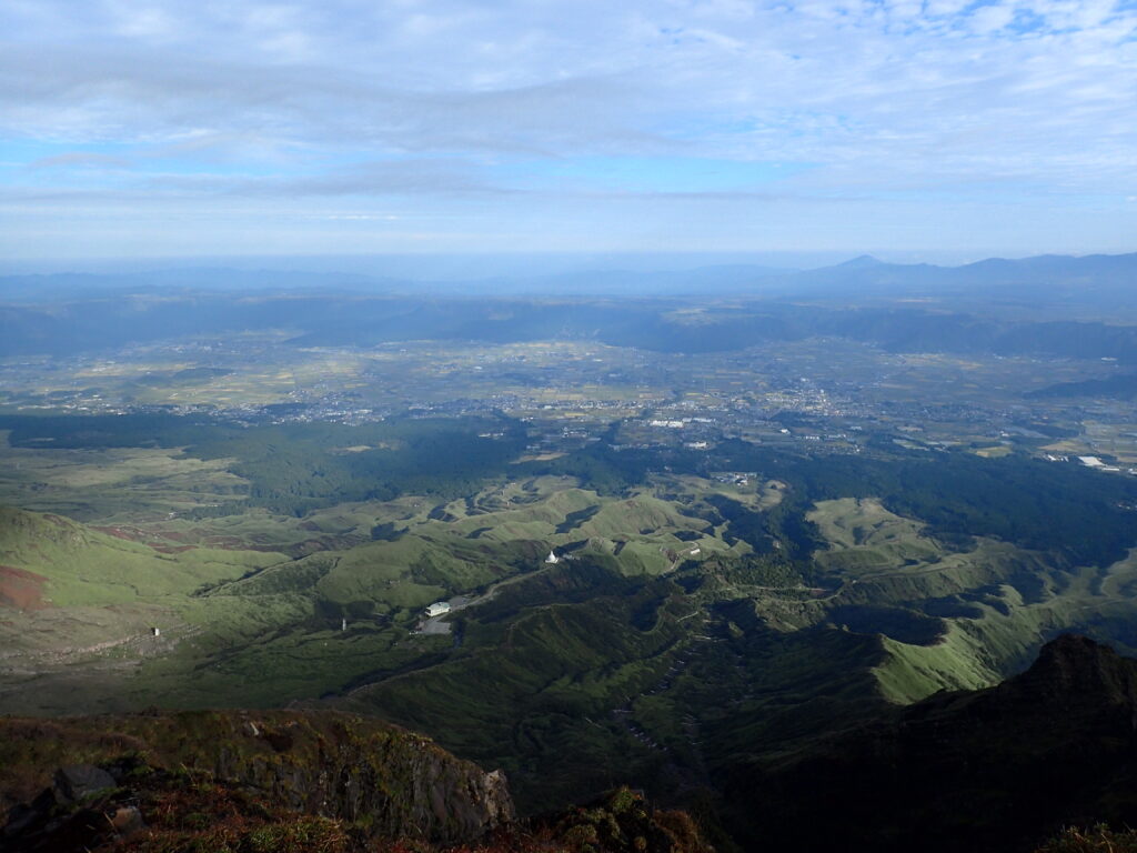 日本百名山の阿蘇山を登山した時にオリンパスの防水デジタルカメラタフで撮影したカルデラ