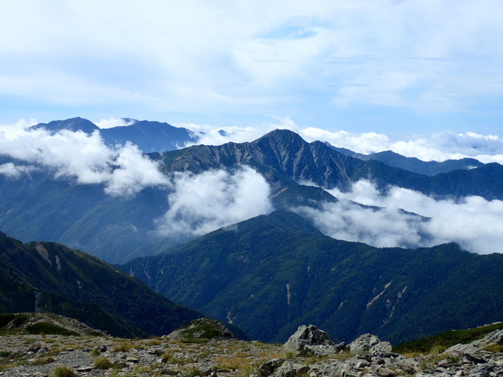 日本百名山の間ノ岳を登山した時にオリンパスの防水デジタルカメラタフで撮影した塩見岳