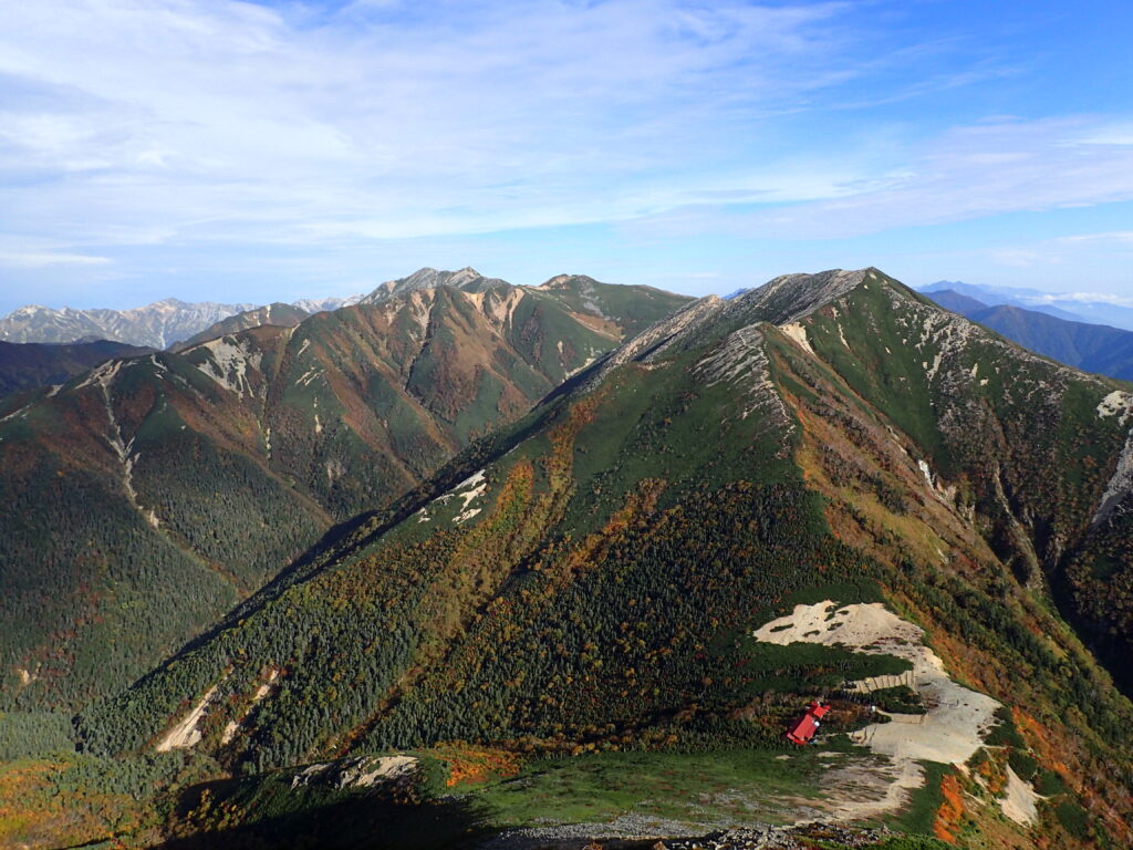 日本百名山の常念岳を登山した時にオリンパスの防水デジタルカメラタフで撮影した常念小屋の赤い屋根と横通岳