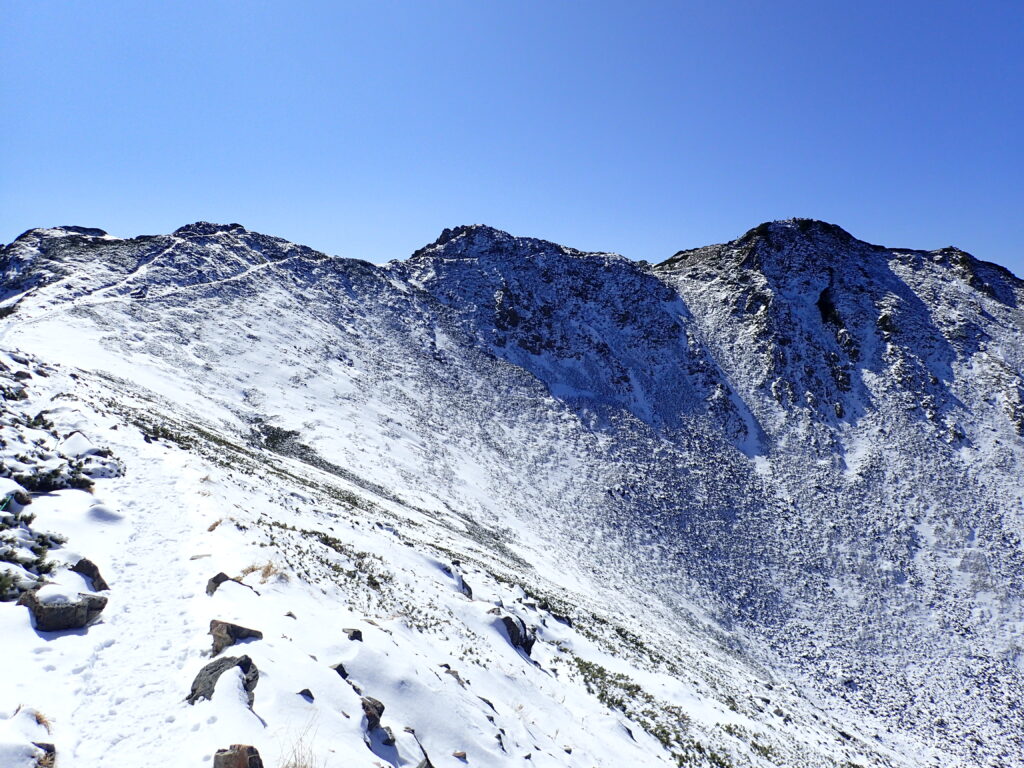 日本百名山の仙丈ヶ岳を登山した時にオリンパスの防水デジタルカメラタフで撮影した雪化粧した稜線
