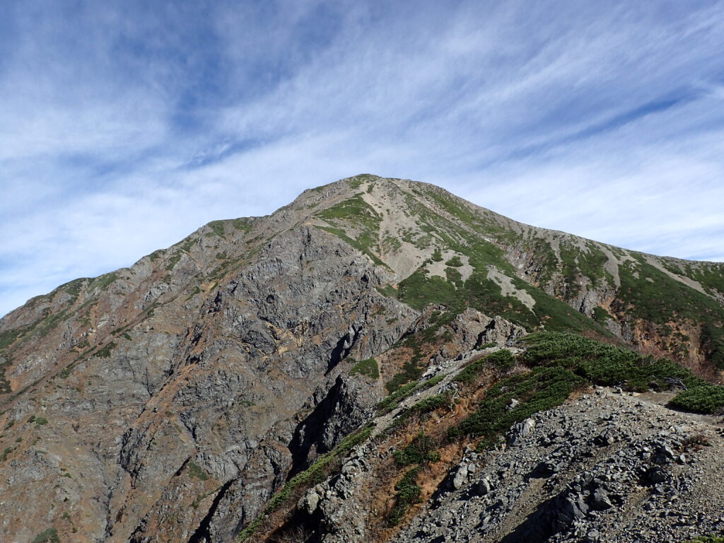 日本百名山の聖岳を登山した時にオリンパスの防水デジタルカメラタフで小聖岳から撮影した聖岳山頂