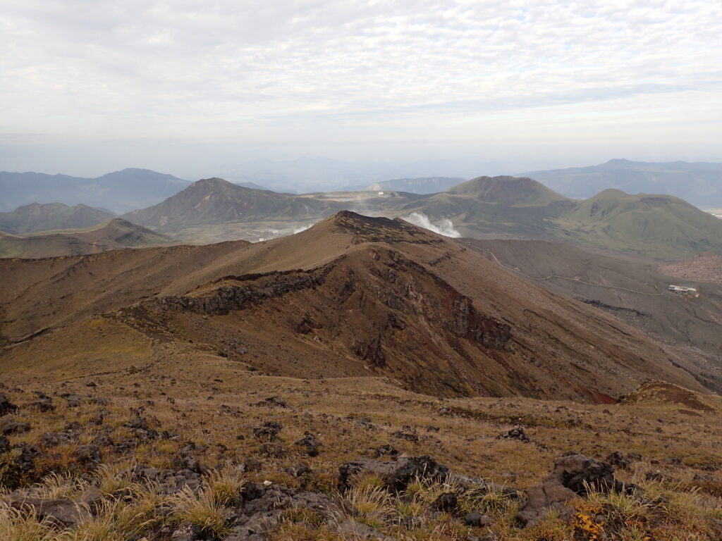 日本百名山の阿蘇山を登山した時にオリンパスの防水デジタルカメラタフで高岳から撮影した中岳