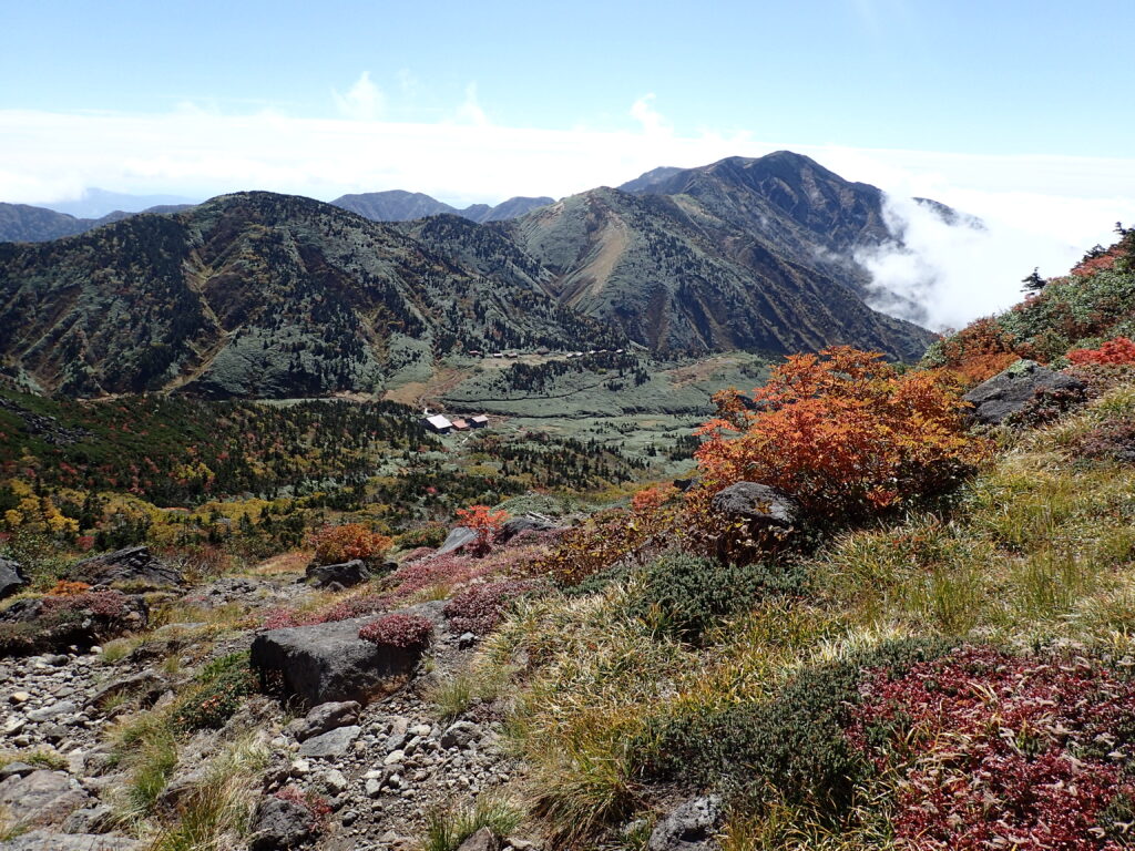 日本百名山の白山を登山した時にオリンパスの防水デジタルカメラタフでトンビ岩コースから撮影した別山