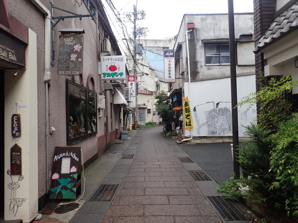 長野駅の近くにあるパスタ屋のアルデンテのある路地