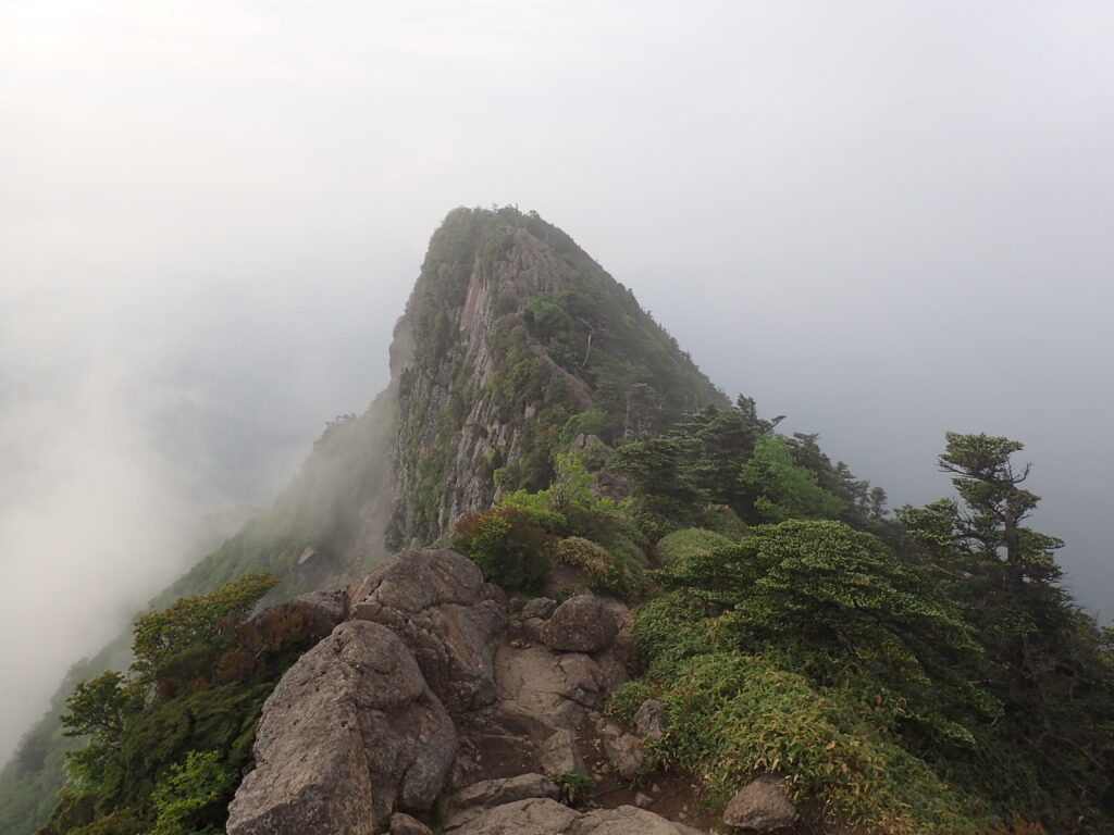 日本百名山の石鎚山を登山した時にオリンパスの防水デジタルカメラタフで撮影した石鎚山山頂