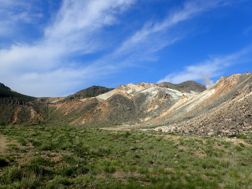 日本百名山の九重山を登山した時にオリンパスの防水デジタルカメラタフで北千里ヶ浜から撮影した硫黄山