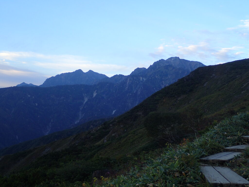 日本百名山の五竜岳を登山した時にオリンパスの防水デジタルカメラタフで八方尾根から撮影した五竜岳と鹿島槍ヶ岳