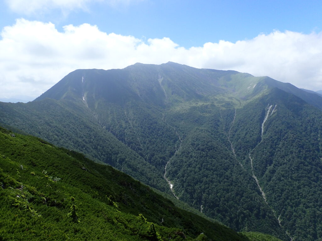 日本百名山の幌尻岳を登山した時にオリンパスの防水デジタルカメラタフで撮影した戸蔦別岳から撮影した幌尻岳